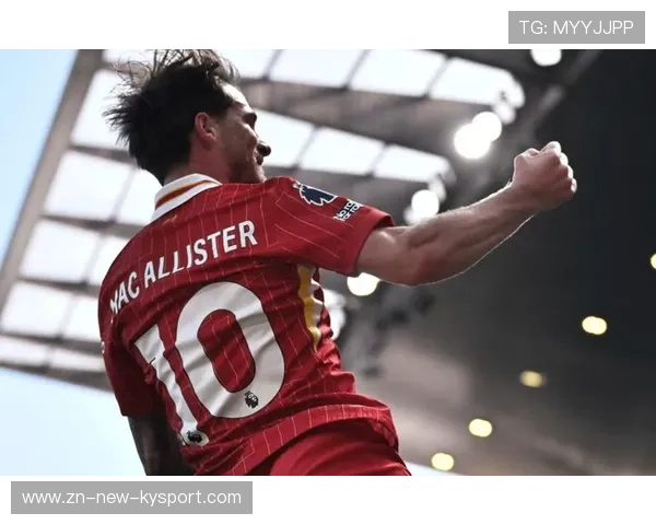 利物浦借助交叉跑动多次切入禁区，撕裂防线展现战术精妙